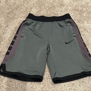 NIKE BOYS YOUTH LARGE ATHLETIC SHORTS